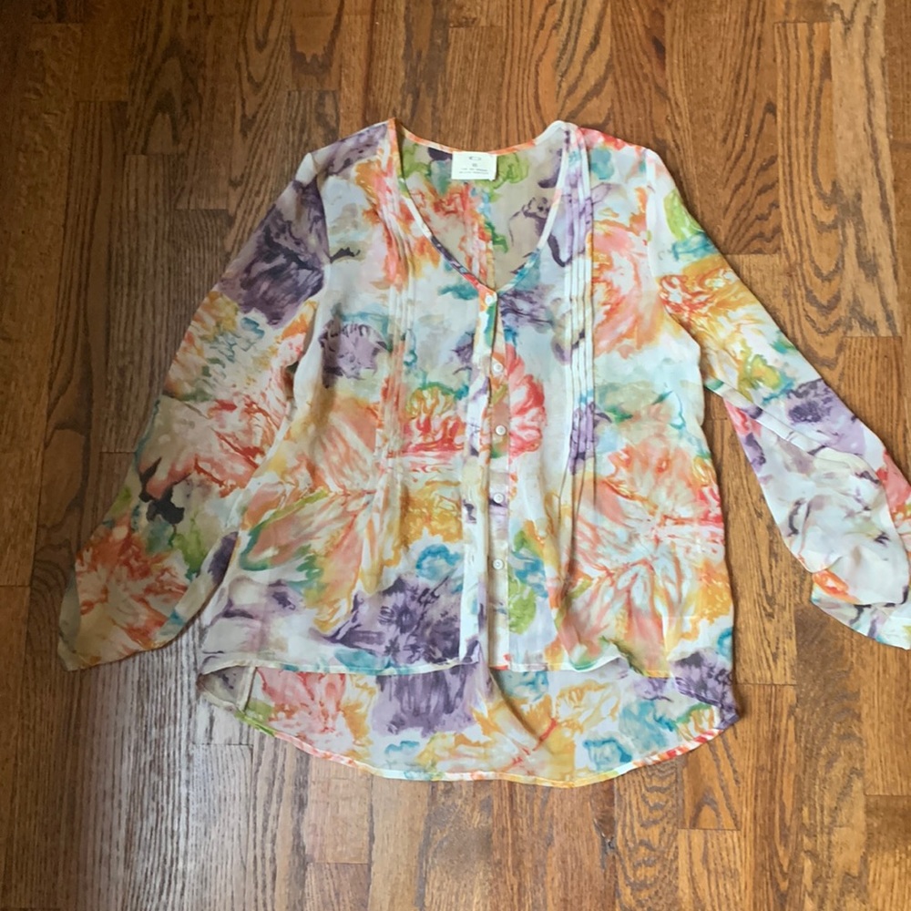 Floral blouse that is sheer and very flowy - Picture 1 of 3